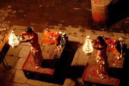 Un momento de la ceremonia hinduista Ganga Aartie, en la que se mezcla danza, fuego y ofrenda,