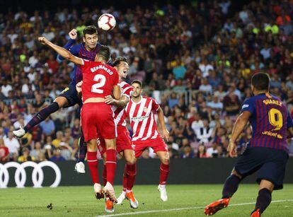 Piqué cabecea el segundo gol del Barcelona.