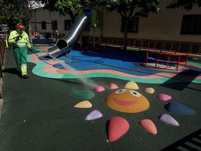 Un operario desinfecta un parque infantil este viernes en Ávila como parte de los preparativos para adentrarse en la nueva normalidad.