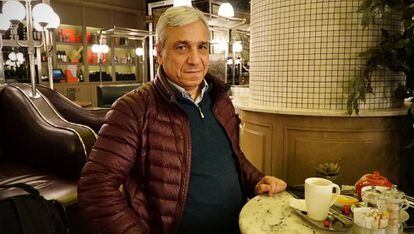 Yassin al Haj Saleh durante la entrevista con EL PA&Iacute;S el pasado 22 de enero en un caf&eacute; de Estambul
