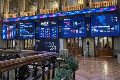 Various panels and monitors show the evolution of the Spanish Bolsa in a Madrid park