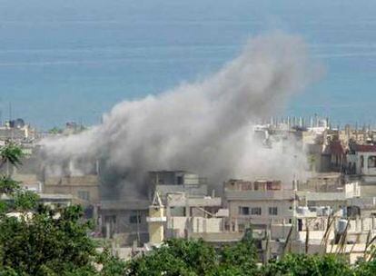 Una columna de humo marca uno de los lugares bombardeados en el campo de refugiados palestinos de Nahar El Bereda, en el norte de Líbano.