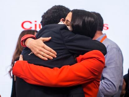 El candidato de Ciudadanos a la presidencia de la Comunidad de Madrid, Edmundo Bal, abraza a la presidenta del partido, Inés Arrimadas, este martes tras conocerse el resultado de las elecciones autonómicas.