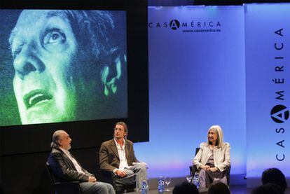 La viuda de Jorge Luis Borges, María Kodama, junto al escritor argentino Marcos Ricardo Barnatán, a la izquierda, y al crítico literario Ignacio Echevarría, en la Casa de América de Madrid.