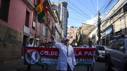 Un médico participa en una protesta contra la reforma a la modalidad de jubilación en La Paz, Bolivia, el 9 de abril 2024.