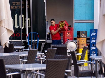 Un camarero trabaja en un bar de Teruel.