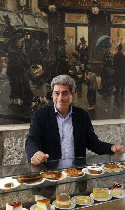 Ricardo dueño de la Mallorquina, mítica pastelería de la Puerta del Sol que cumple 125 años. Posa dentro de la Pastelería.
