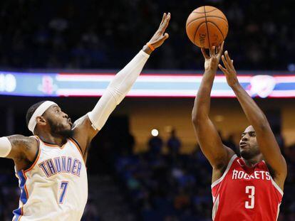 Chris Paul, lanza ante Carmelo Anthony.