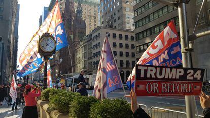 Banderas y pancartas en apoyo del expresidente, la semana pasada, ante la sede de la Organización Trump en Nueva York.