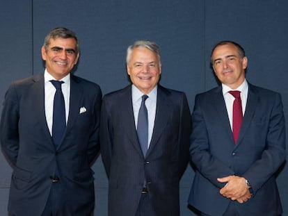 Juan Cruz, CIO de Cygnus, Ignacio Garralda, presidente de Grupo Mutua y Emilio Ortiz, CIO de Mutuactivos.jpg