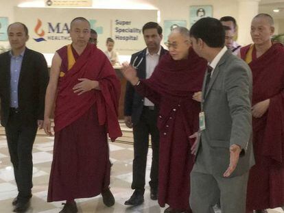El Dalai Lama, en el centro, sale del hospital de Nueva Delhi en el que había sido ingresado. 