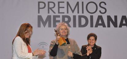 Soledad Gallego-D&iacute;az, este lunes, recogiendo el premio Meridiana de manos de Susana D&iacute;az. 