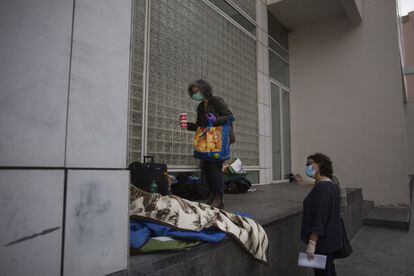 Dos voluntarias conversan con Tina, una mujer sin hogar que vive en las proximidades del MACBA, en Barcelona.