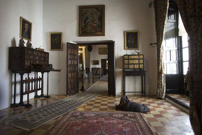 Una de las estancias con mobiliario antiguo en el palacio de la Casa Medina Sidonia.