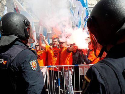 Concentración de trabajadores de Alcoa, frente al Congreso de los Diputados, este jueves.