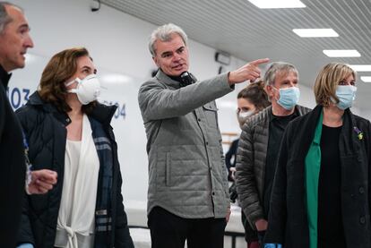 La alcaldesa de Barcelona, Ada Colau, y la consejera de Salud de la Generalitat, Alba Vergés, visitan el Pabellón de la Vall d'Hebron habilitado para pacientes de coronavirus.