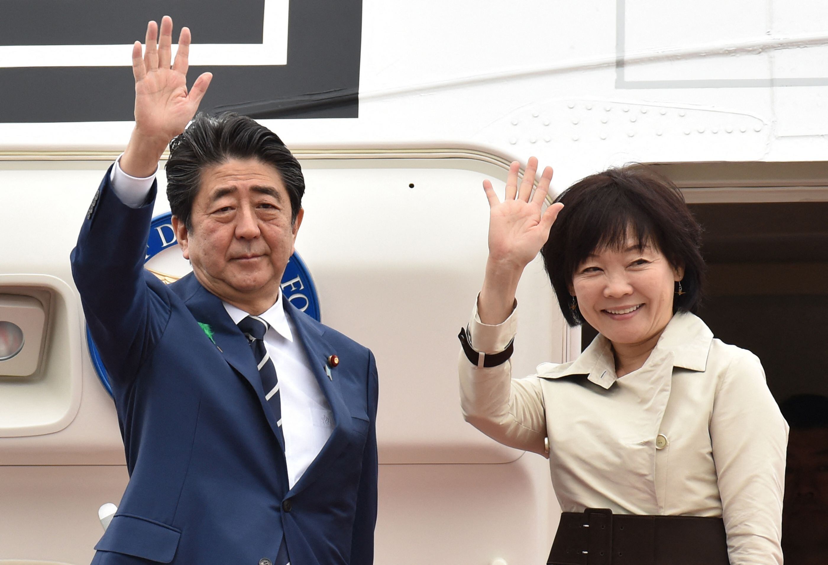 Shinzo Abe y su esposa, Akie, saludaban desde el aeropuerto Haneda de Tokio, en 2018.