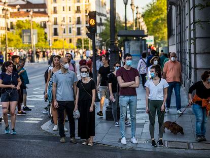 Varias personas pasean por Madrid el pasado miércoles, en algunos casos sin respetar la distancia de seguridad.