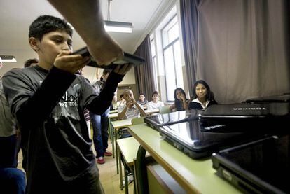 Reparto de ordenadores portátiles, el curso pasado, en un instituto de Barcelona.