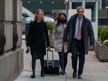 Miembros de la defensa de Ghislaine Maxwel, este jueves a su llegada al tribunal en Nueva York.