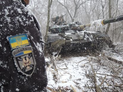 Un tanque T-64 de la 1ª Brigada Blindada ucrania, oculto cerca del frente de Velika Novosilka.