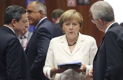 Draghi, Merkel y Monti, en la cumbre europea.