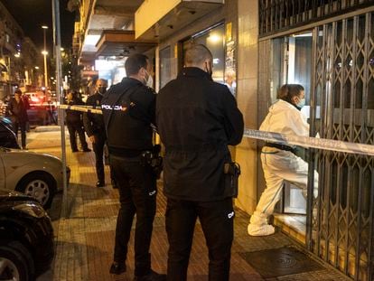 Miembros de la Policía Nacional custodian la puerta del bar La Espuela donde se han encontrado los cadáveres de dos varones, este martes.