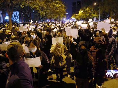 Manifestantes exhiben hojas en blanco en las protestas en Pekín el pasado domingo.