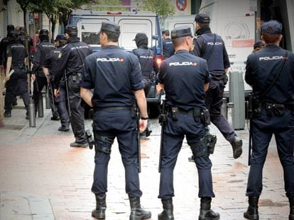 Agentes de la polic&iacute;a nacional durante un operativo.