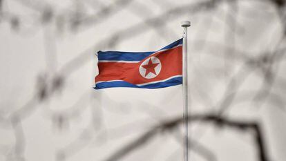 Una bandera de Corea del Norte ondea en la embajada de este país en Pekín este miércoles.