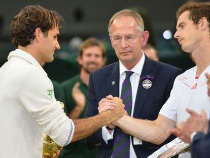 Federer saluda a Murray tras vencerle en Wimbledon.