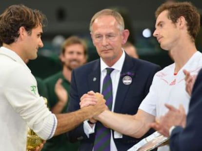 Federer saluda a Murray tras vencerle en Wimbledon.