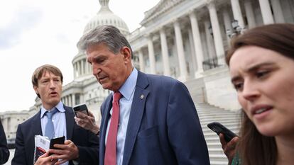 El senador Joe Manchin abandona el Capitolio, este jueves en Washington.