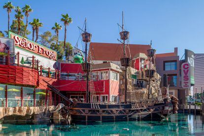 The Treasure Island hotel represents the sinking of a galleon.