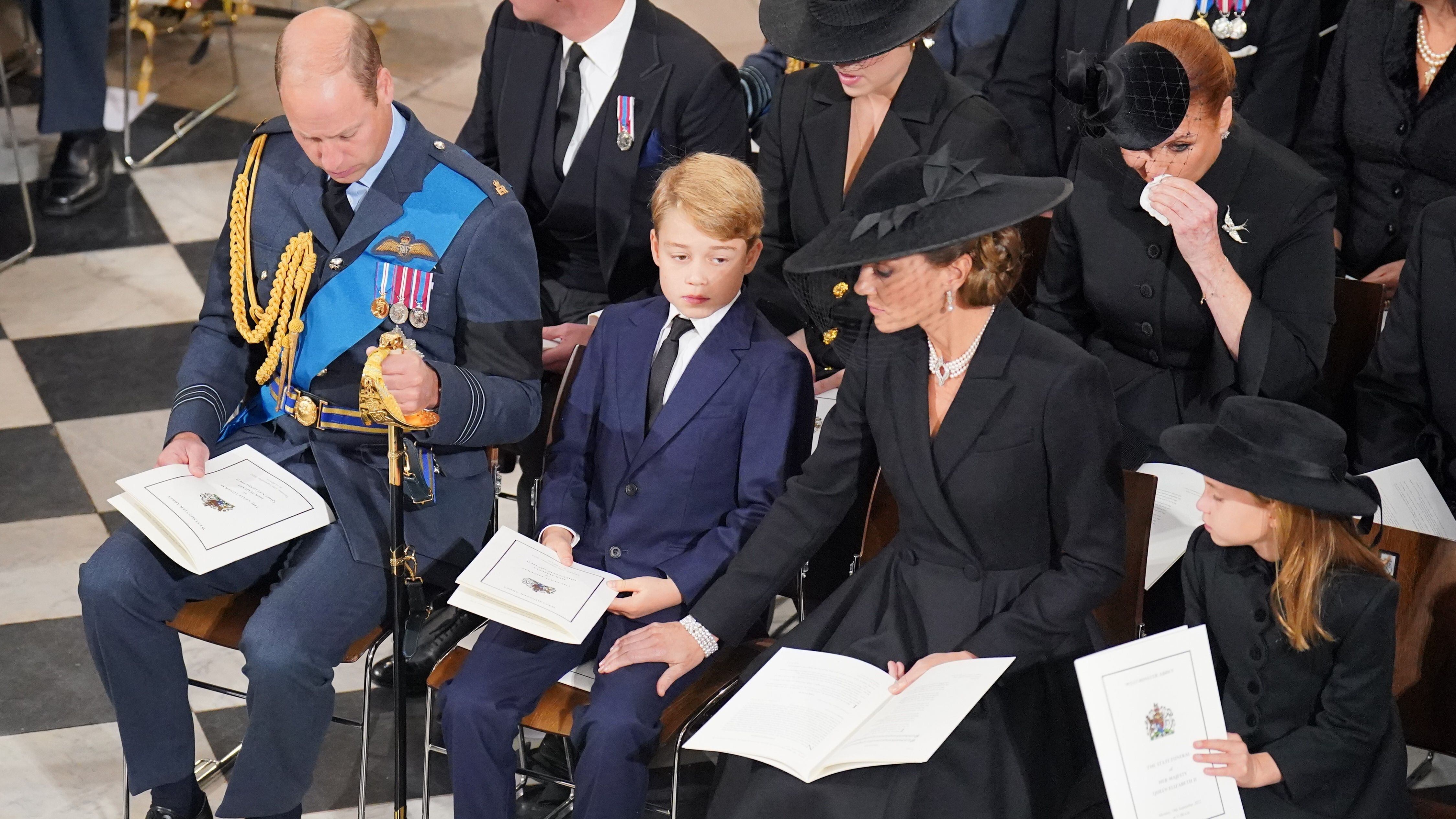 Los príncipes de Gales junto a dos de sus hijos, el príncipe Jorge y la princesa Carlota, el 19 de septiembre de 2022, en el funeral de Isabel II. 