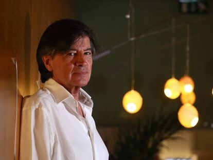 El bioquímico Carlos López Otín posa tras la entrevista, en un hotel de Madrid.