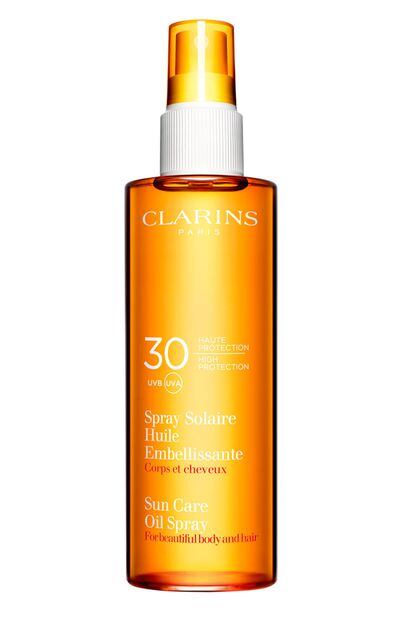 7. Spray Solaire Huile Embellisante de Clarins. Perfecto tanto para proteger la piel como el pelo (c.p.v.)