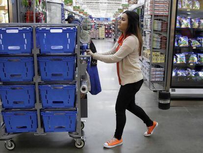 En una empleada de Walmart en un hipermercado en Nueva Jersey