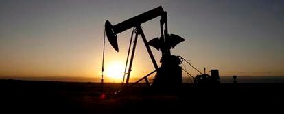Un pozo de petróleo fotografiado en un campo cerca de Ponca City, Oklahoma, EE UU.