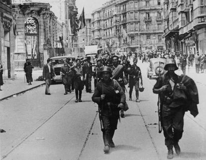 Troops of the rebels enter Bilbao on June 19, 1937.