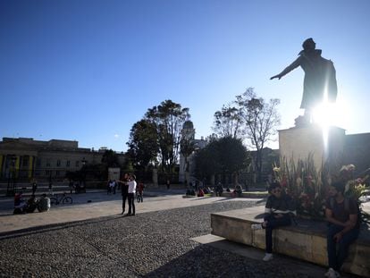 People visit the Plaza N��ez square, which was closed to the public for more than 20 years and is located between the Narino presidential palace and the Colombian Congress, during its reopening in Bogota on August 11, 2022. (Photo by Raul ARBOLEDA / AFP)