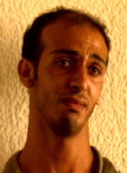 El presunto terrorista Sahid Rehou, huido de la justicia española, ha llegado hoy a España trasladado desde Francia por la Policía Nacional.