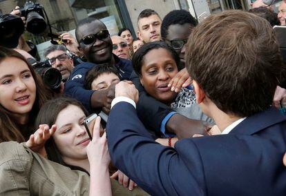 Emmanuel Macron, candidato a la presidencia francesa por el partido En Marche!, saluda a sus partidarios durante un mitin en Rodez (Francia).