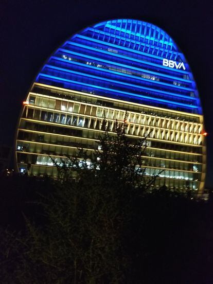 La sede de la entidad financiera en Madrid, conocida como La Vela, se iluminó este martes con la bandera de Ucrania, en solidaridad con el pueblo de este país víctima del conflicto bélico iniciado por Rusia la semana pasada.