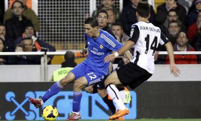 Di María intenta eludir la marca de Bernat.