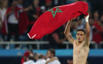 Faycal Fajr flamea la bandera de Marruecos tras el empate ante España.