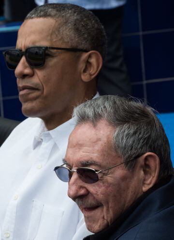 Obama, con Raúl Castro, durante un partido de béisbol en La Habana.