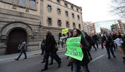 Los sindicatos de prisiones de la Los sindicatos acudieron ayer a la Modelo a protestar en el acto de partido previsto por el consejero de Justicia, Carles Mund&oacute;.