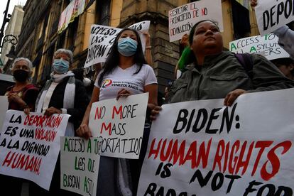 Manifestantes en el centro de la Ciudad de México, durante el traslado de Joe Biden a Palacio Nacional, el 10 de enero de 2023. 