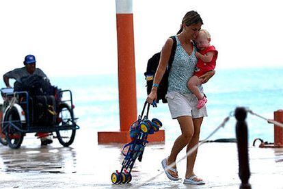Una turista y su hijo en el muelle de Playa del Carmen, la zona donde se encuentran la mayoría de turistas españoles.